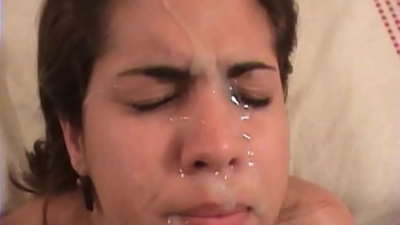 Schöne lateinamerikanische Brünette hat harten Sex